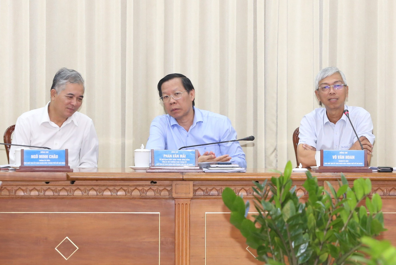 Chủ tịch Phan Văn Mãi (giữa) cùng các lãnh đạo UBND TPHCM tại một phiên họp kinh tế - xã hội thành phố. Ảnh: Ngô Tùng
