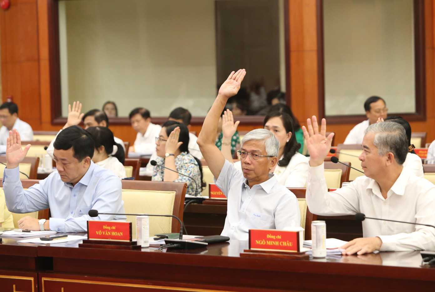 Đại biểu biểu quyết thống nhất nghị quyết hội nghị. Đại biểu biểu quyết thống nhất nghị quyết hội nghị.