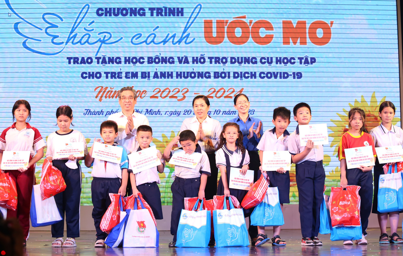 Lãnh đạo TPHCM trao yêu thương đến các bạn nhỏ có hoàn cảnh khó khăn.
