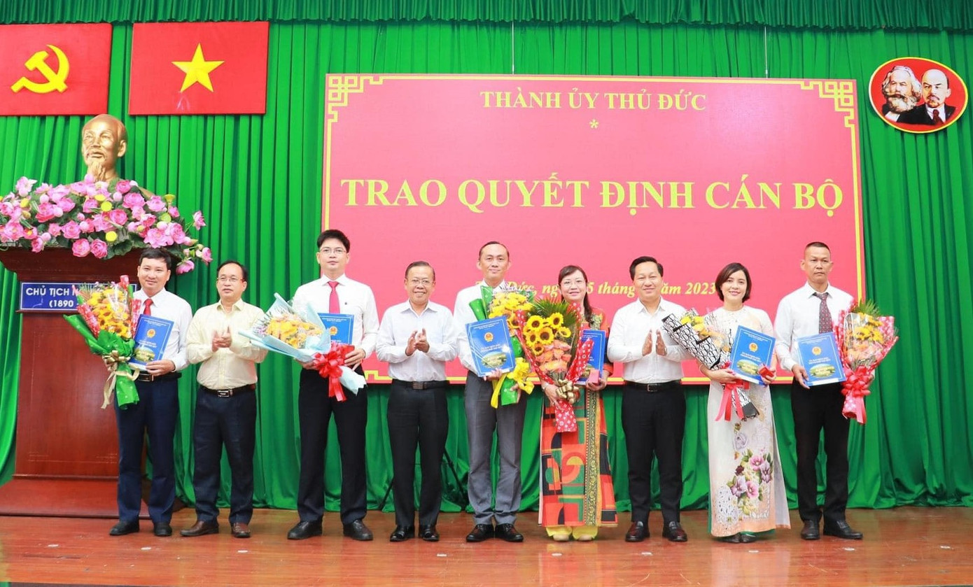 Thường trực Thành uỷ TP. Thủ Đức trao quyết định điều động, bổ nhiệm lãnh đạo ba đơn vị sự nghiệp vừa thành lập. Ảnh: Lương Hợp Thường trực Thành uỷ TP. Thủ Đức trao quyết định điều động, bổ nhiệm lãnh đạo ba đơn vị sự nghiệp vừa thành lập. Ảnh: Lương Hợp