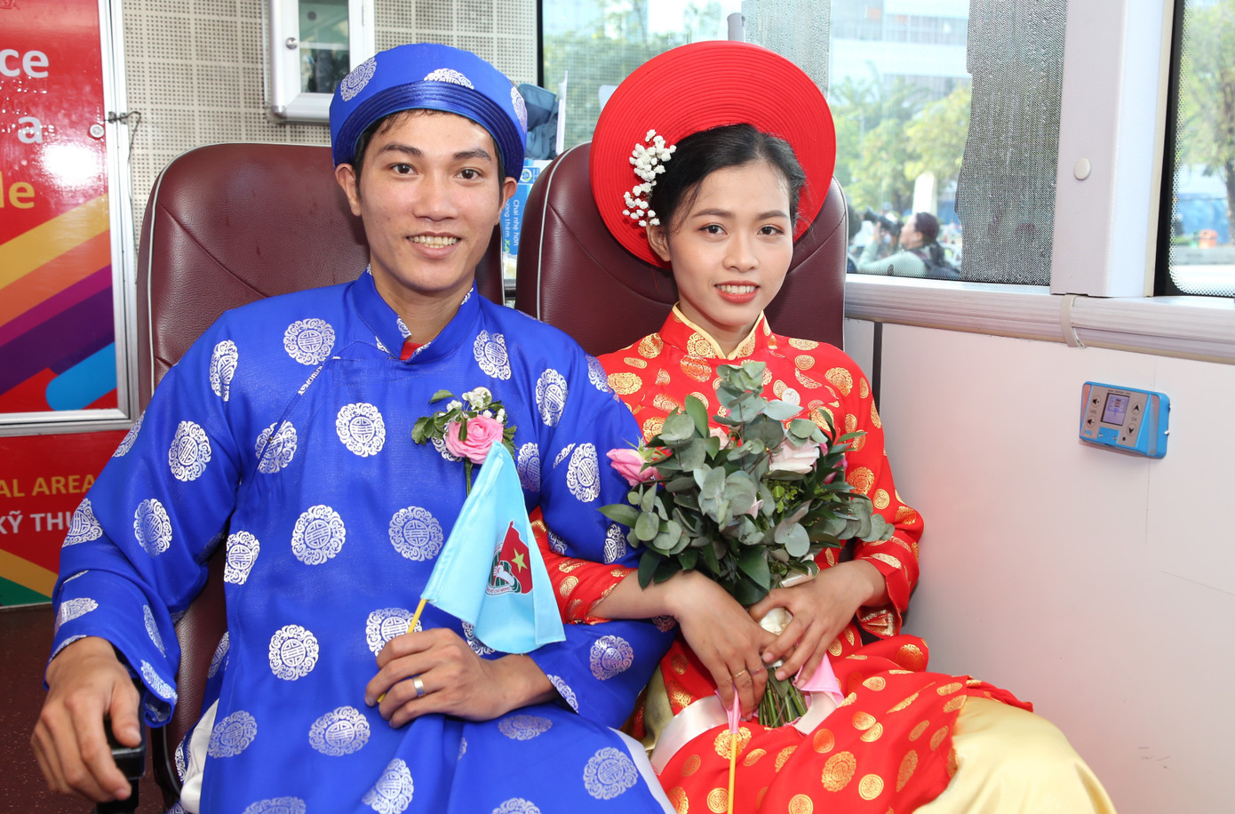 Đôi trẻ sánh đôi trong ngày hạnh phúc.