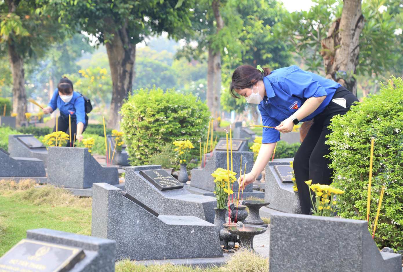 Thế hệ trẻ bày tỏ lòng thành kính, tưởng nhớ và tri ân sâu sắc các thế hệ cha anh đã hy sinh vì sự nghiệp đấu tranh giải phóng dân tộc, xây dựng và bảo vệ Tổ quốc. Thế hệ trẻ bày tỏ lòng thành kính, tưởng nhớ và tri ân sâu sắc các thế hệ cha anh đã hy sinh vì sự nghiệp đấu tranh giải phóng dân tộc, xây dựng và bảo vệ Tổ quốc.