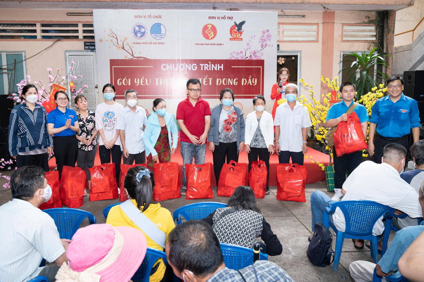 Trung tâm CTXH thanh niên tổ chức chương trình "Gói yêu thương - Tết đong đầy" trao 100 phần quà Tết đến bà con có hoàn cảnh khó khăn. Ảnh: Quốc Thanh