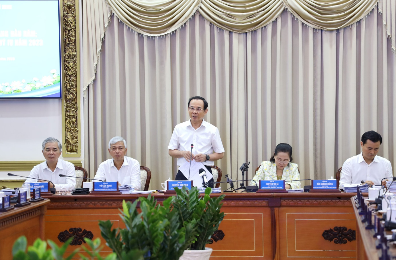 Bí thư Thành uỷ TPHCM Nguyễn Văn Nên trao đổi tại phiên họp. Ảnh: Trung tâm Báo chí TPHCM Bí thư Thành uỷ TPHCM Nguyễn Văn Nên trao đổi tại phiên họp. Ảnh: Trung tâm Báo chí TPHCM