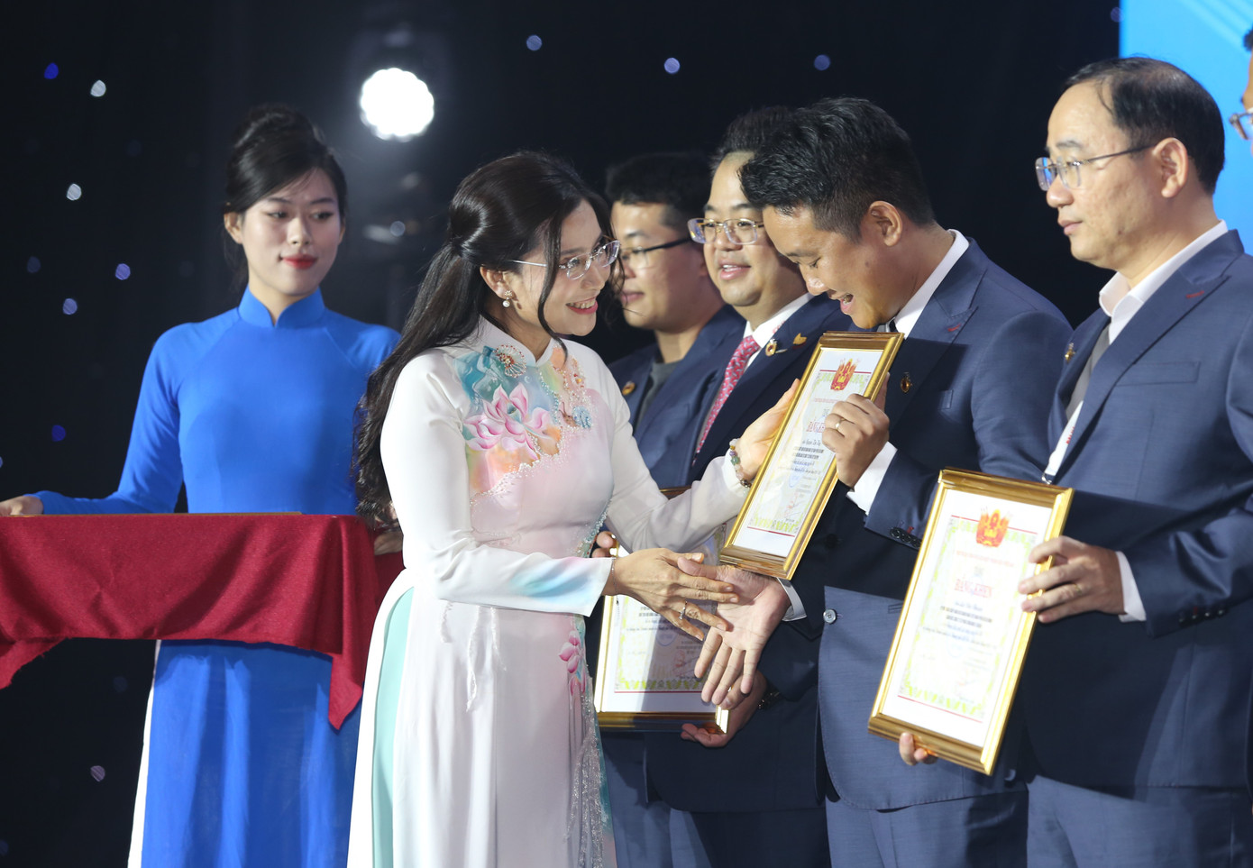 Bí thư T.Ư Đoàn Nguyễn Phạm Duy Trang trao Bằng khen T.Ư Hội Liên hiệp thanh niên Việt Nam cho các cá nhân tiêu biểu có nhiều đóng góp trong giai đoạn vừa qua. Bí thư T.Ư Đoàn Nguyễn Phạm Duy Trang trao Bằng khen T.Ư Hội Liên hiệp thanh niên Việt Nam cho các cá nhân tiêu biểu có nhiều đóng góp trong giai đoạn vừa qua.