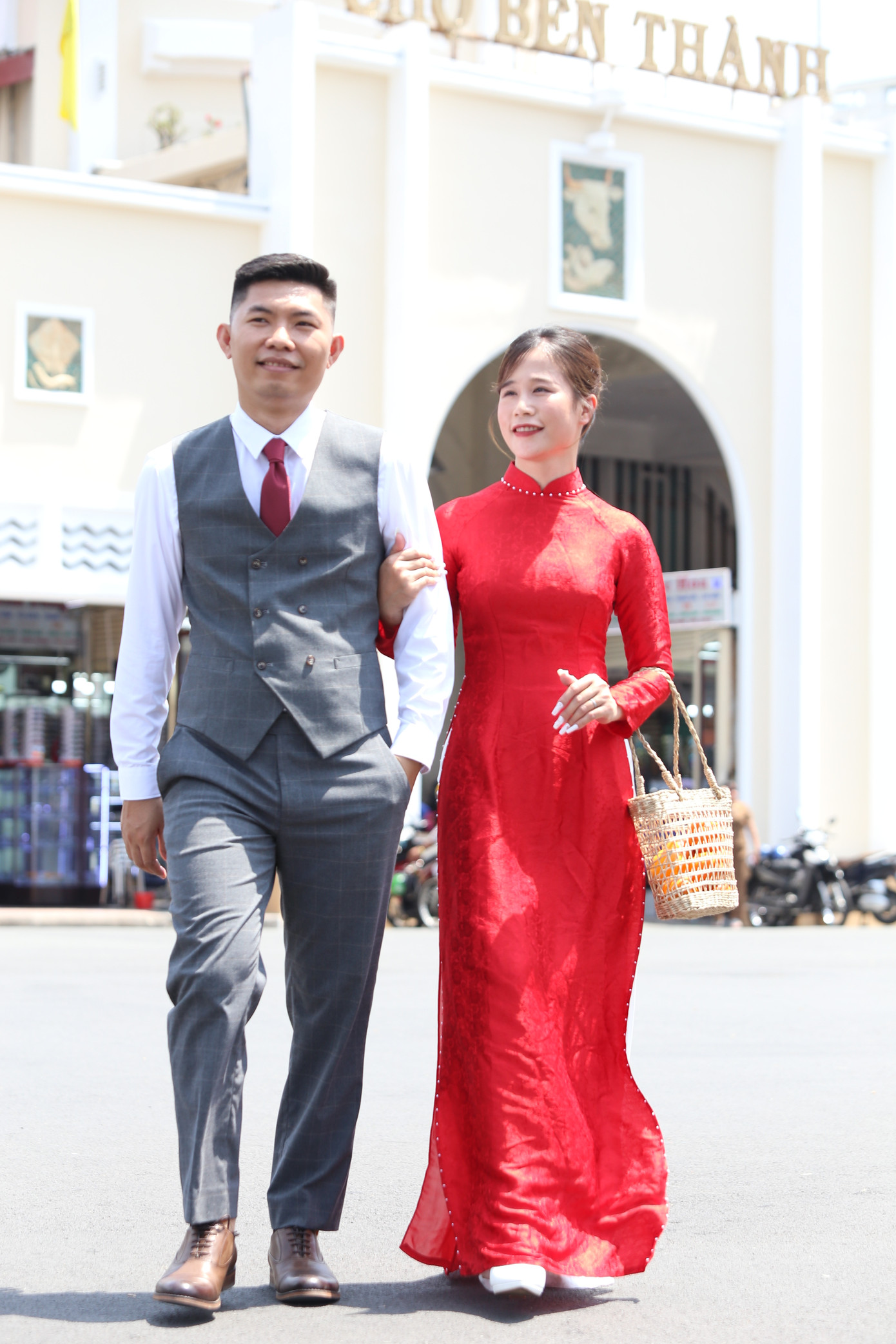Cặp đôi gốc miền Trung được ê-kíp ghi lại nhiều hình ảnh với chợ biểu tượng của TPHCM.