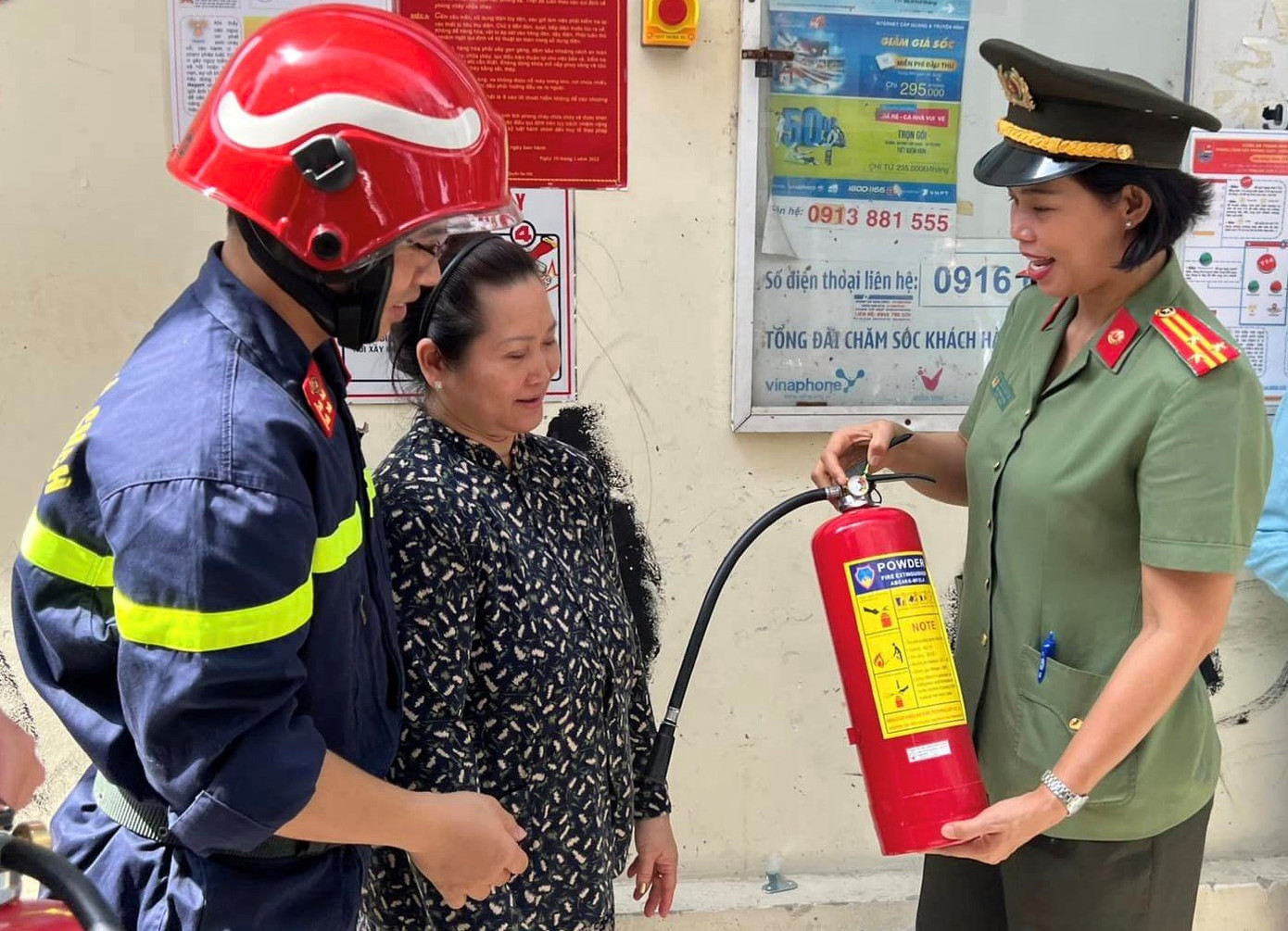 Cán bộ chiến sĩ lực lượng Công an TPHCM trao bình chữa cháy tặng bà con khu phố. Cán bộ chiến sĩ lực lượng Công an TPHCM trao bình chữa cháy tặng bà con khu phố.