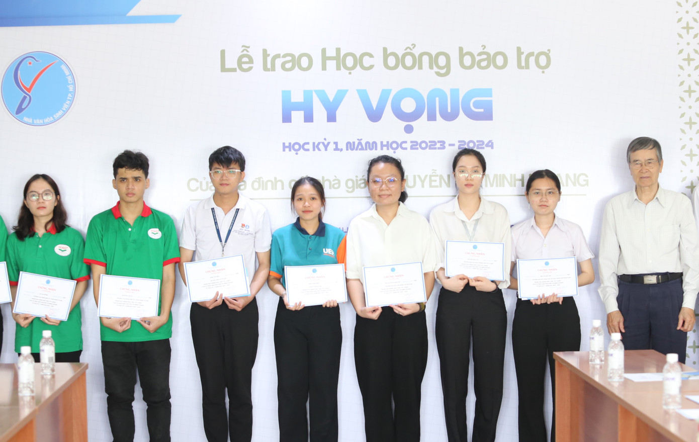 Học bổng "Hy vọng" với sự đồng hành của gia đình cố nhà giáo Nguyễn Thị Minh Khang mang đến 27 suất học bổng giá trị giúp nâng bước các bạn trẻ có hoàn cảnh khó khăn. Học bổng "Hy vọng" với sự đồng hành của gia đình cố nhà giáo Nguyễn Thị Minh Khang mang đến 27 suất học bổng giá trị giúp nâng bước các bạn trẻ có hoàn cảnh khó khăn.