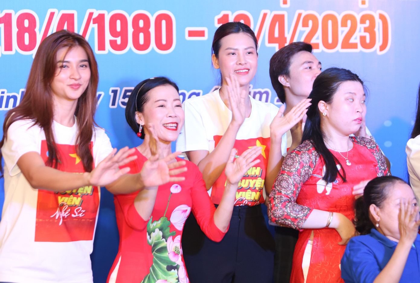 Các nghệ sĩ hòa chung niềm hân hoan ngày kỷ niệm của người khuyết tật.