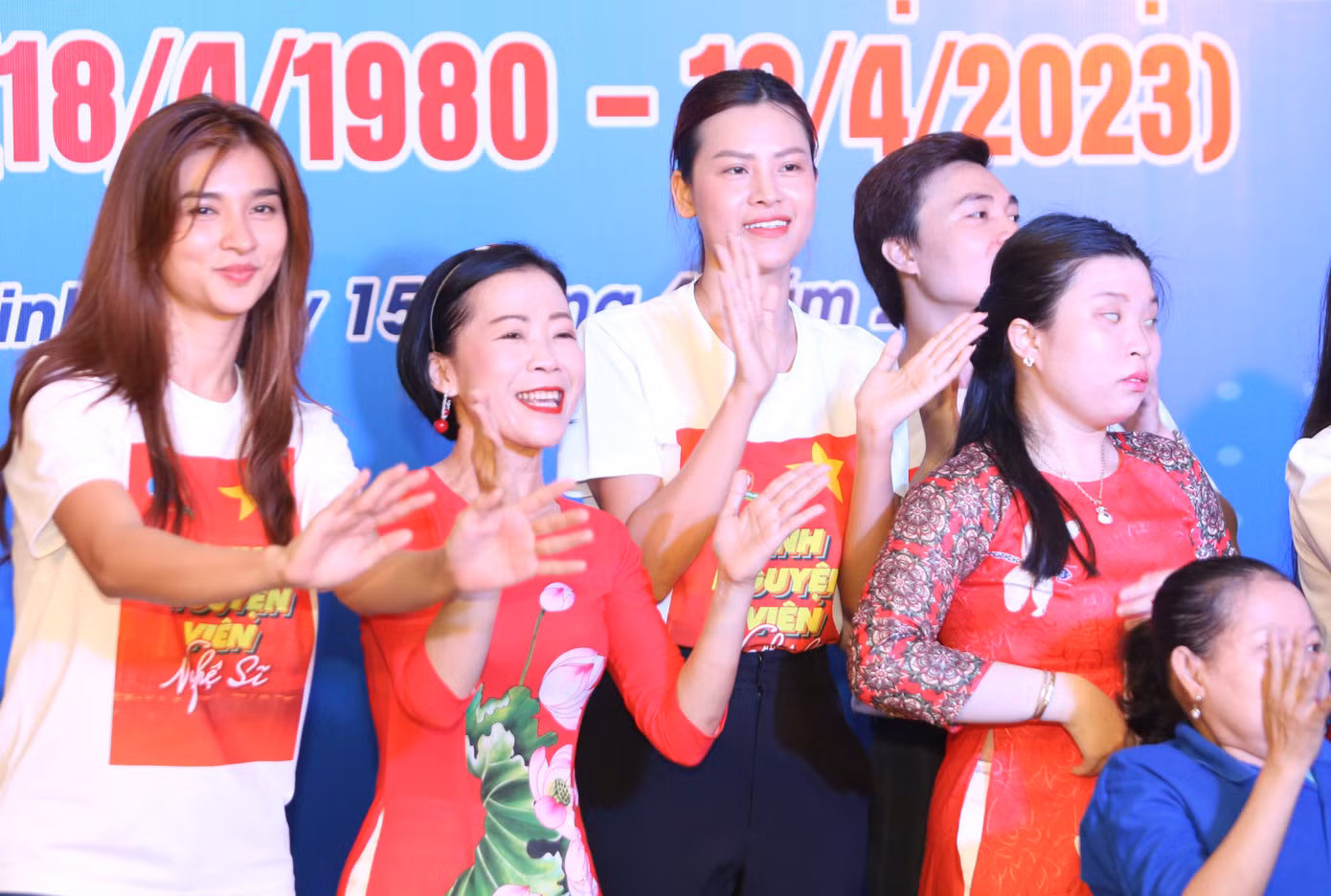 Các nghệ sĩ hòa chung niềm hân hoan ngày kỷ niệm của người khuyết tật.