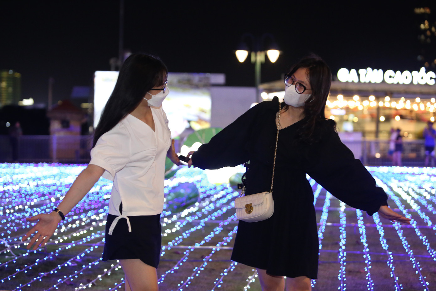 Bạn Như Hảo (sinh viên Trường Đại học Công nghiệp thực phẩm TPHCM) cùng bạn phấn khởi tạo dáng bên 'vườn hoa ánh sáng' vừa ra mắt ở bến Bạch Đằng.