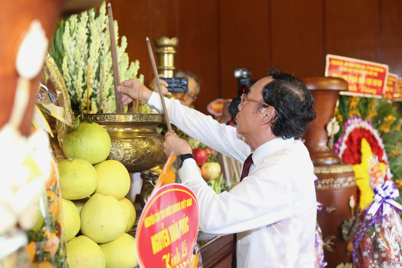 Ủy viên Bộ Chính trị, Bí thư Thành uỷ TPHCM Nguyễn Văn Nên dâng hương tưởng nhớ công ơn các đồng chí nguyên lãnh đạo Đảng, các Anh hùng liệt sĩ.