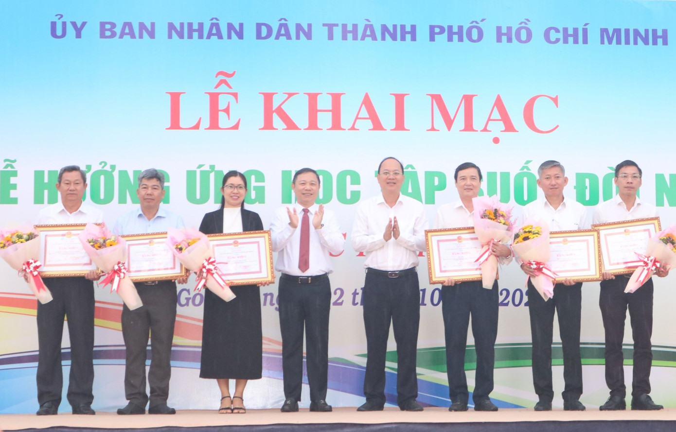 Phó Bí thư Thành uỷ TPHCM Nguyễn Hồ Hải (thứ 4 từ phải qua) cùng Phó Chủ tịch UBND TPHCM Dương Anh Đức trao bằng khen tuyên dương các cá nhân, tập thể tiêu biểu trong xây dựng xã hội học tập. Ảnh: Anh Thơ. Phó Bí thư Thành uỷ TPHCM Nguyễn Hồ Hải (thứ 4 từ phải qua) cùng Phó Chủ tịch UBND TPHCM Dương Anh Đức trao bằng khen tuyên dương các cá nhân, tập thể tiêu biểu trong xây dựng xã hội học tập. Ảnh: Anh Thơ.