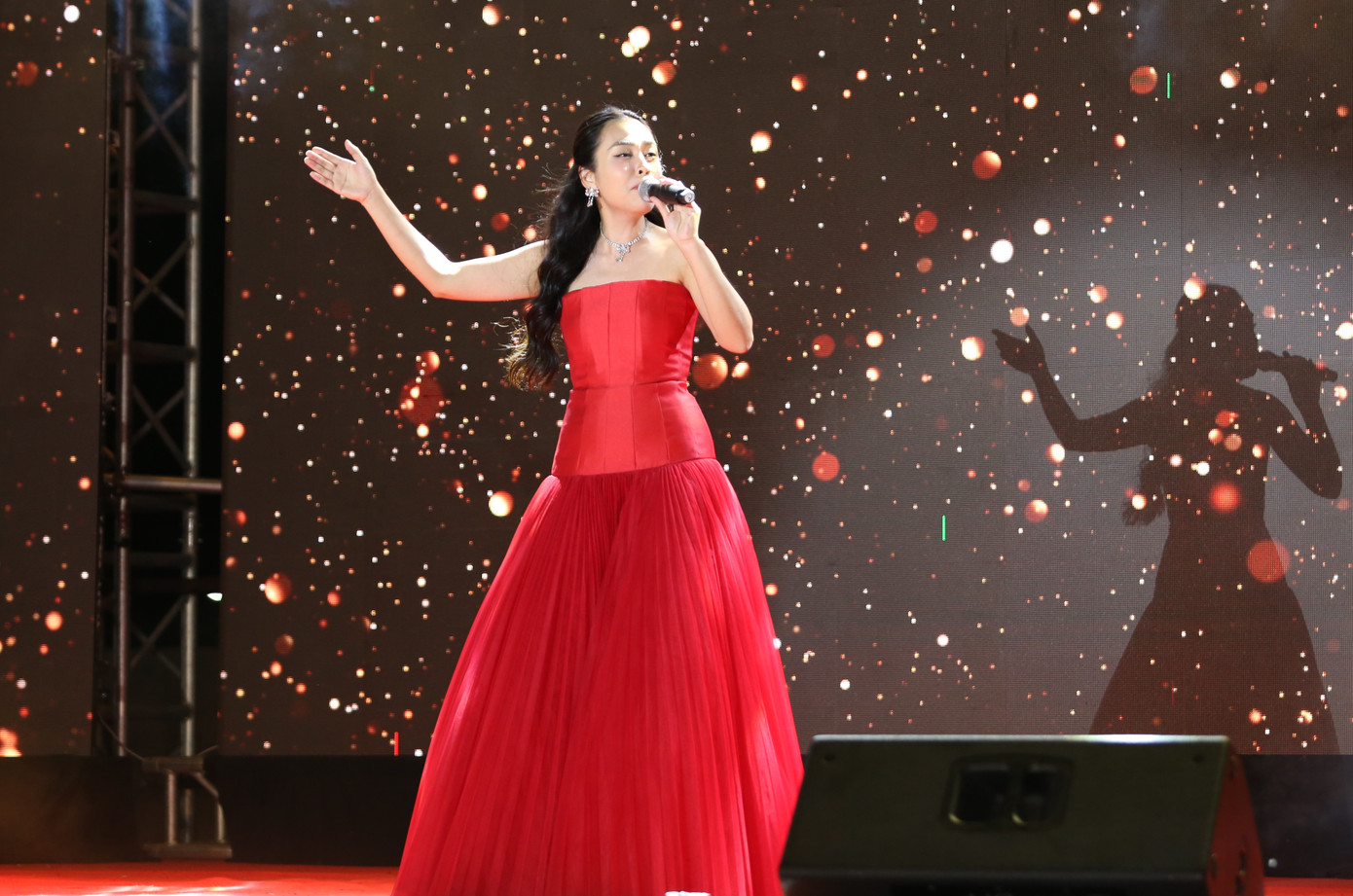 O Sen ghi điểm với các bạn trẻ bằng kỹ năng thanh nhạc điêu luyện trong các ca khúc cũng như thử thách trong phần giao lưu. O Sen ghi điểm với các bạn trẻ bằng kỹ năng thanh nhạc điêu luyện trong các ca khúc cũng như thử thách trong phần giao lưu.