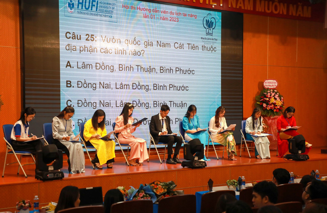 Các thí sinh bước vào vòng thi trắc nghiệm. Các thí sinh bước vào vòng thi trắc nghiệm.