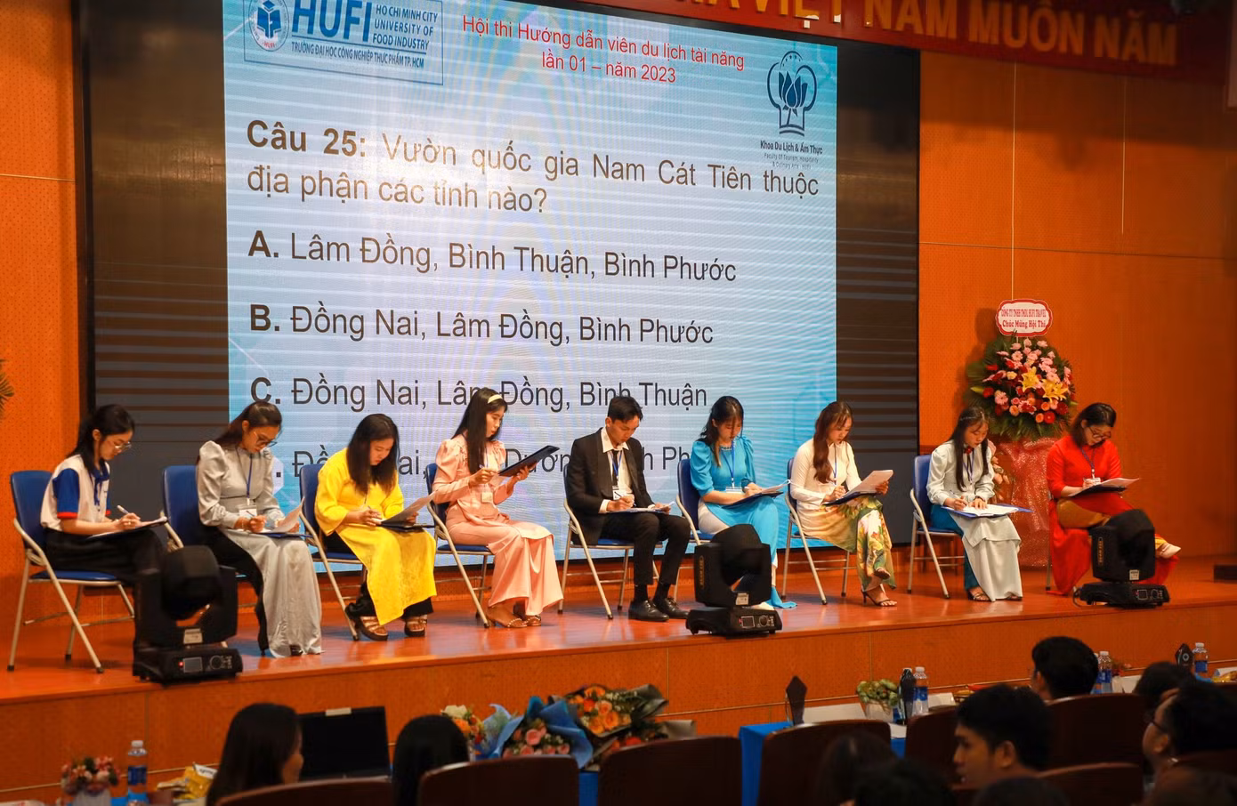 Các thí sinh bước vào vòng thi trắc nghiệm.