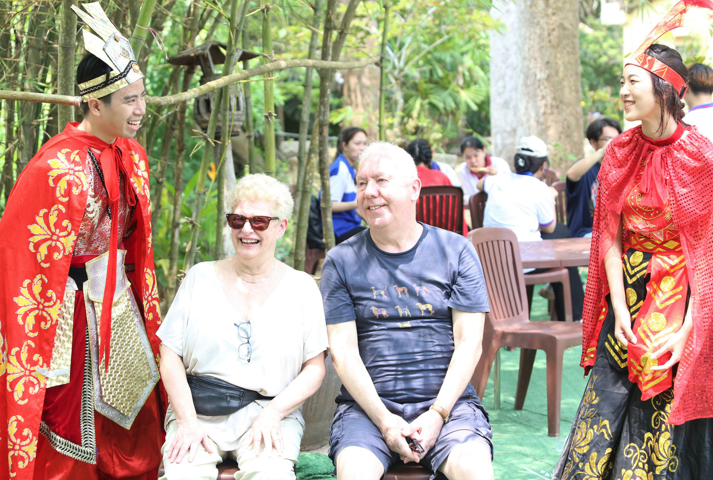 Các vị khách ngoại quốc hào hứng với không gian tái hiện giai thoại ngàn năm trước của dân tộc Việt Nam. Các vị khách ngoại quốc hào hứng với không gian tái hiện giai thoại ngàn năm trước của dân tộc Việt Nam.