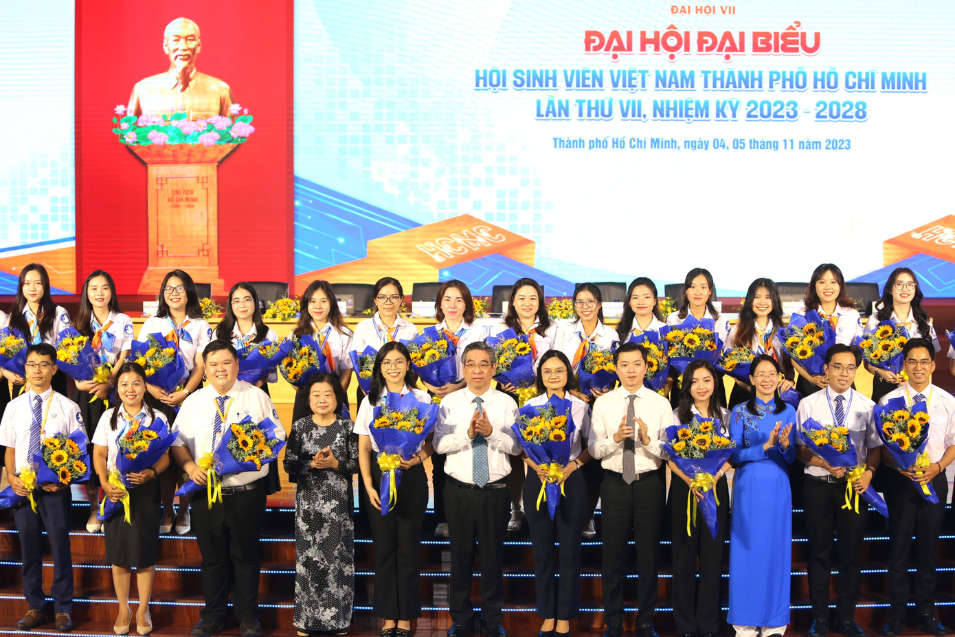 Lãnh đạo Trung ương Đoàn, Thành ủy TPHCM trao hoa chúc mừng tập thể Ban Chấp hành Hội SVVN TPHCM khóa VII.