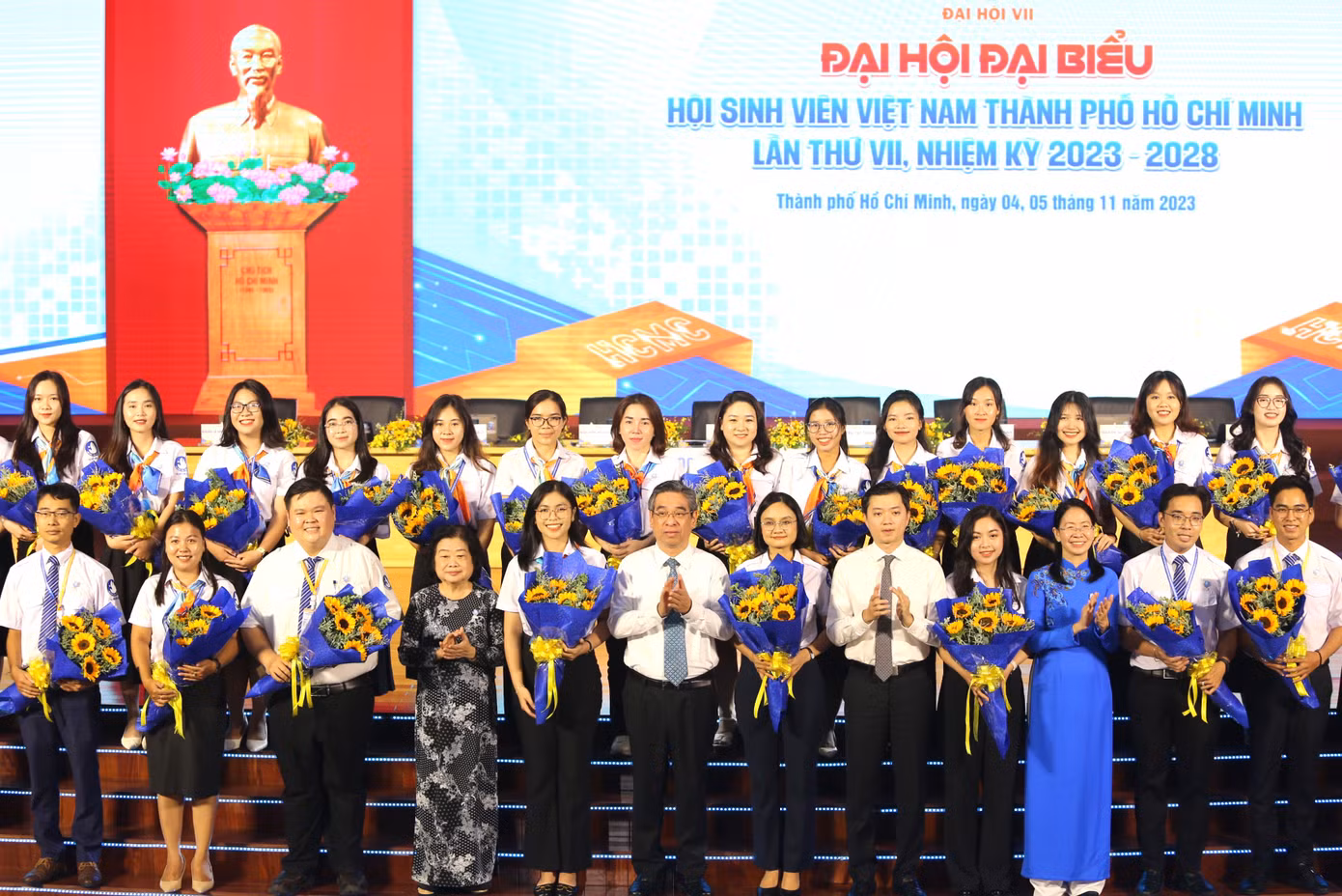 Lãnh đạo Trung ương Đoàn, Thành ủy TPHCM trao hoa chúc mừng tập thể Ban Chấp hành Hội SVVN TPHCM khóa VII.