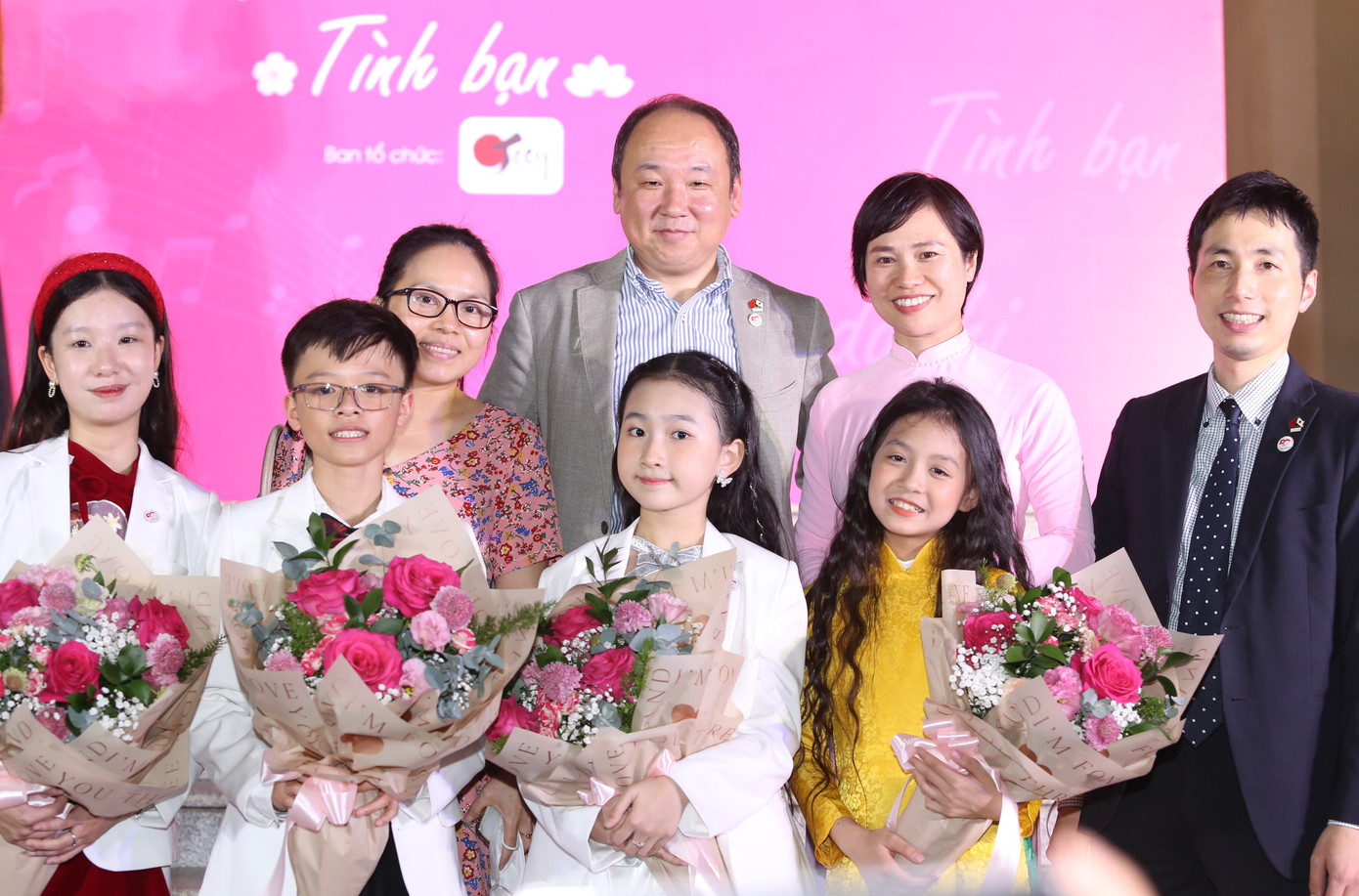 Đại diện Ban tổ chức và gia đình chụp ảnh lưu niệm cùng các em. Đại diện Ban tổ chức và gia đình chụp ảnh lưu niệm cùng các em.