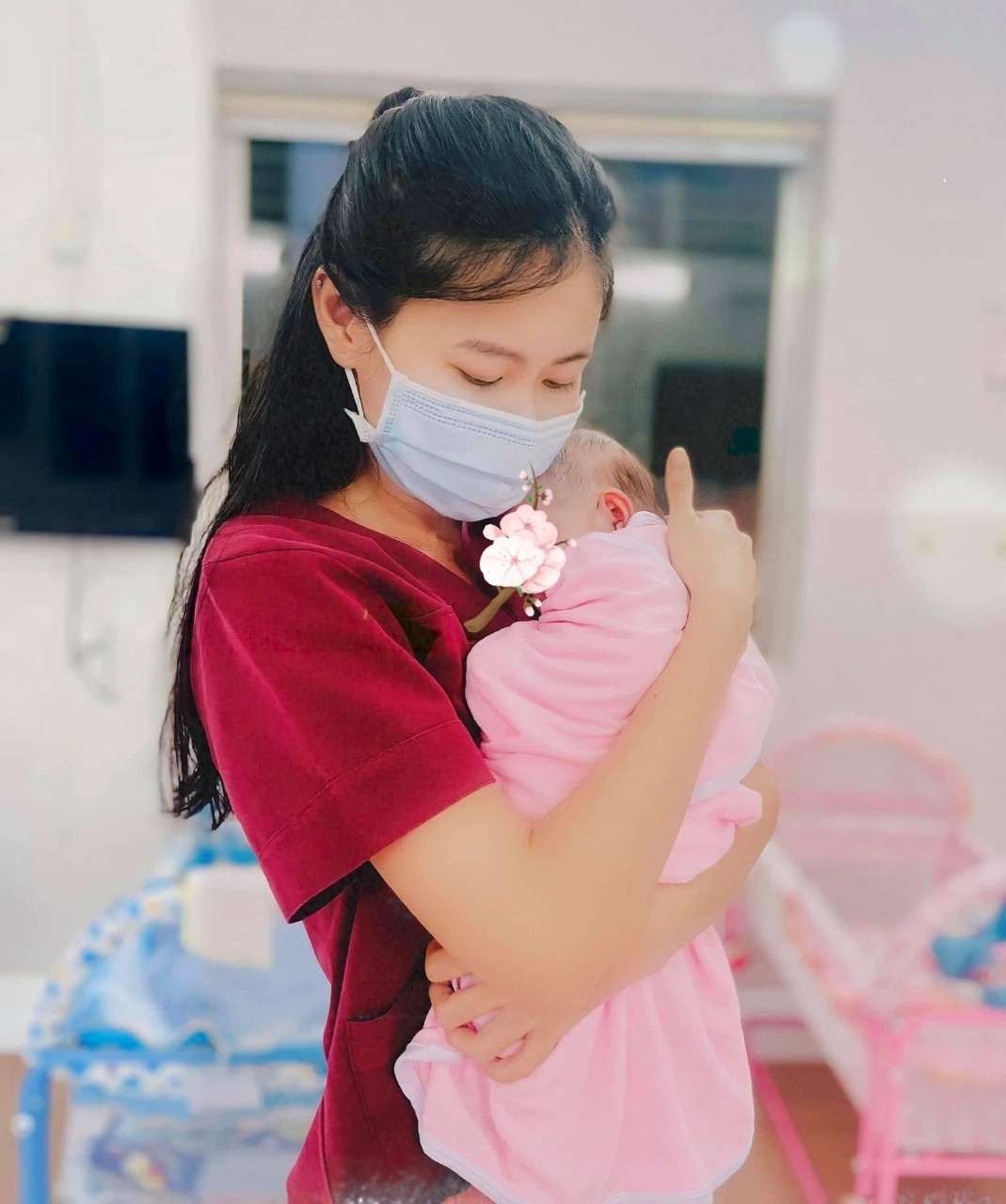 Tường Vi chăm sóc những bạn nhỏ mới chào đời. Ảnh: NVCC