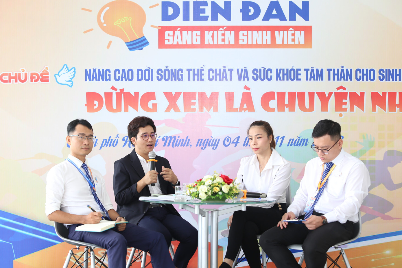 TS. Nguyễn Văn Tường (thứ hai từ trái qua) chia sẻ với các bạn sinh viên, hội viên.