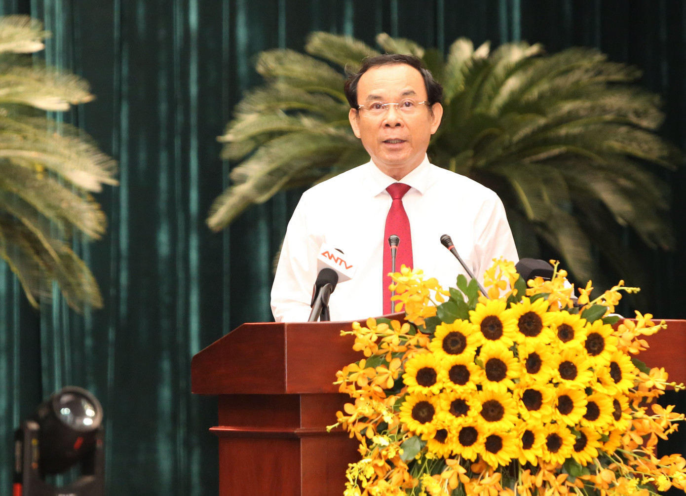 Bí thư Thành ủy TPHCM Nguyễn Văn Nên phát biểu tri ân các thế hệ tiền bối cách mạng. Bí thư Thành ủy TPHCM Nguyễn Văn Nên phát biểu tri ân các thế hệ tiền bối cách mạng.