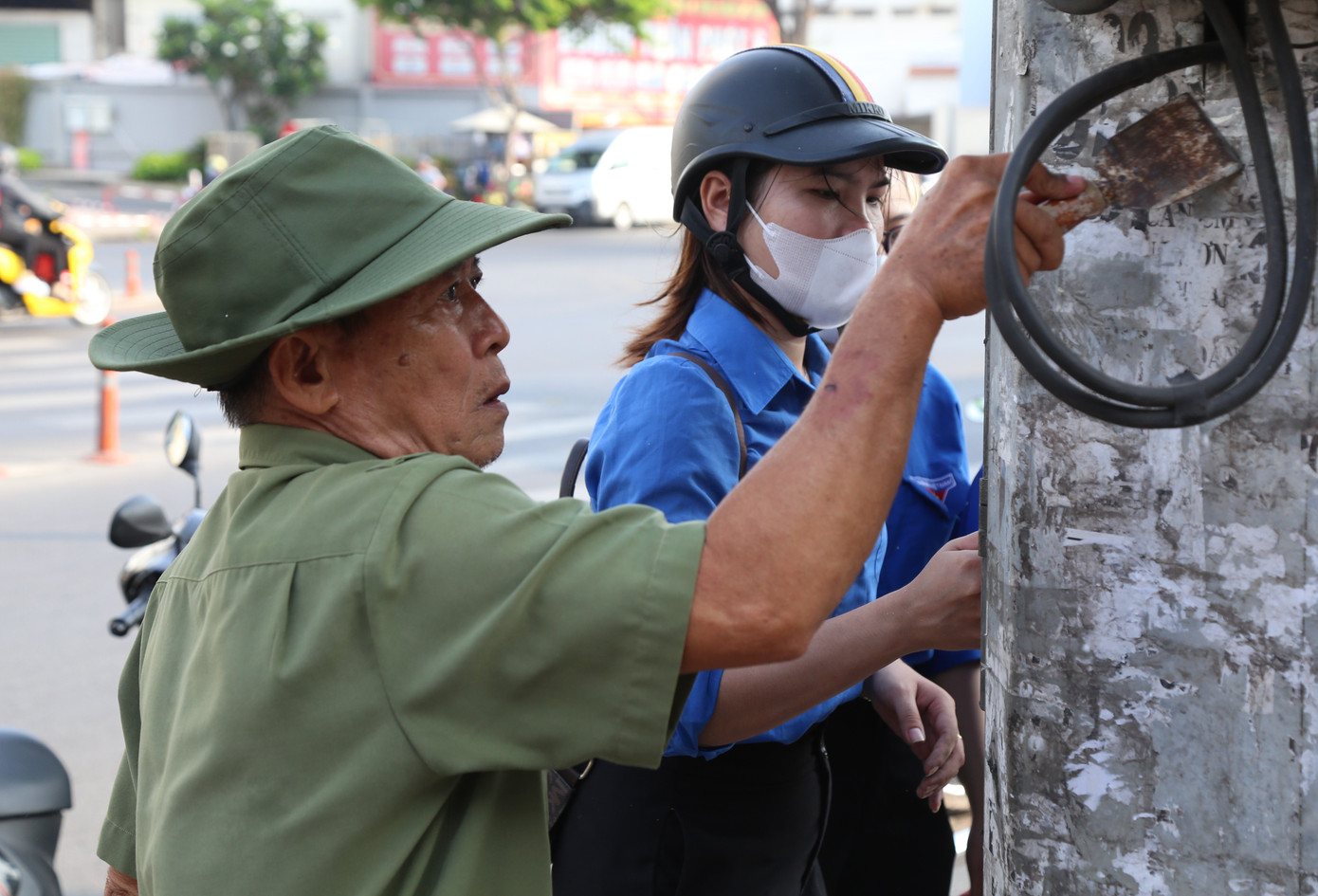 Bất kể vai trò, tuổi tác, ai nấy đều hăng hái tham gia công việc chung của địa phương, khu phố. Bất kể vai trò, tuổi tác, ai nấy đều hăng hái tham gia công việc chung của địa phương, khu phố.