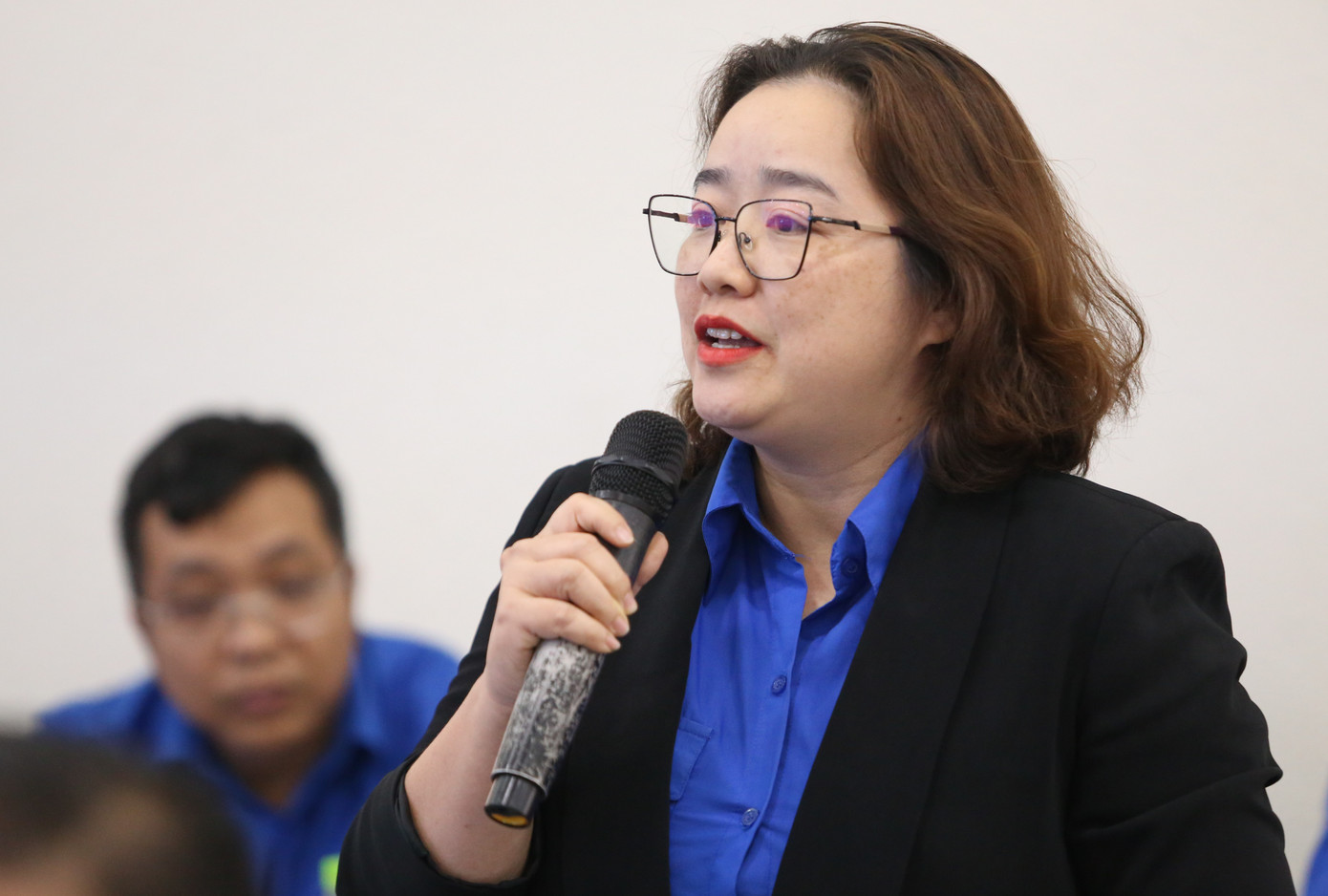 Chị Diệu Hằng trao đổi tại buổi làm việc.