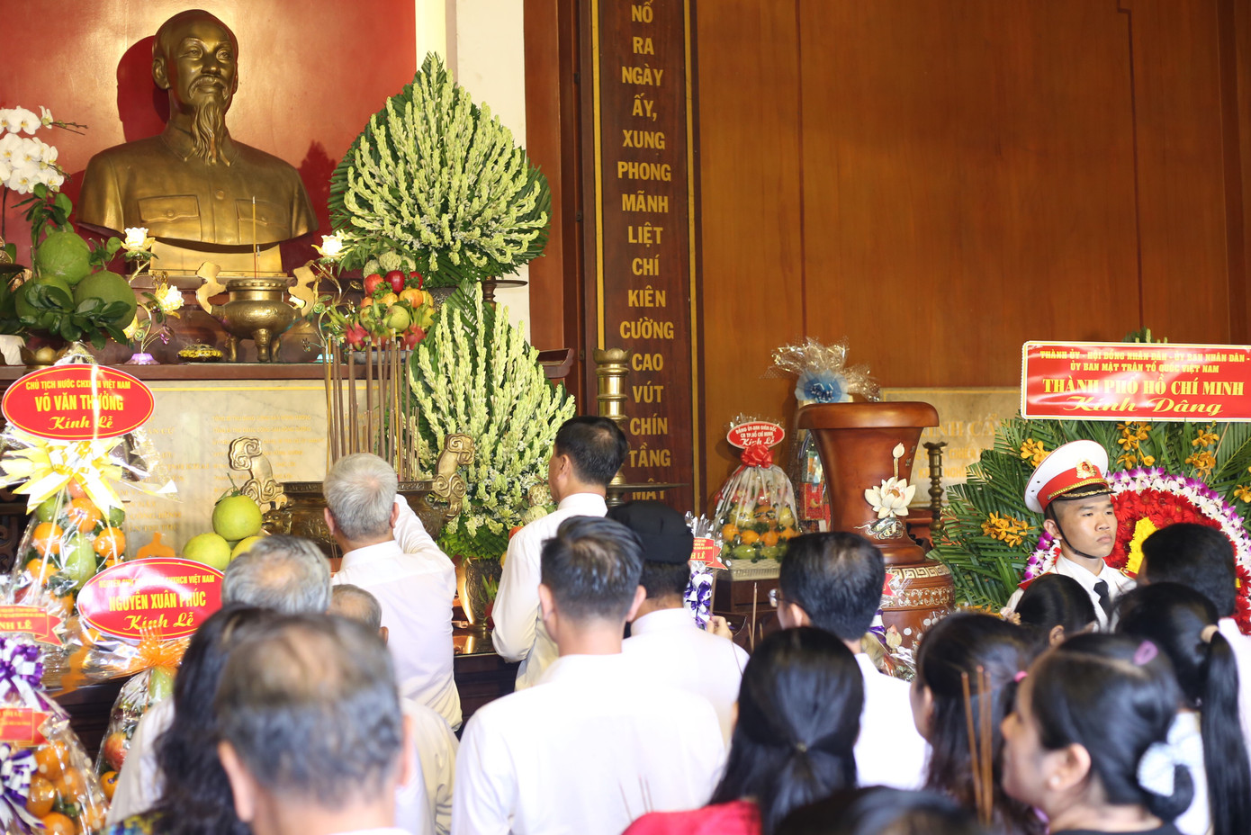Các đoàn đại biểu đến từ nhiều địa phương thắp hương tưởng nhớ công ơn các đồng chí nguyên lãnh đạo Đảng, các Anh hùng liệt sĩ.