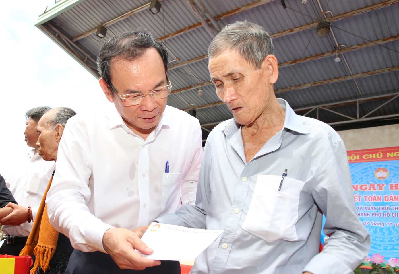 Ông Nguyễn Văn Nên tặng quà các hộ gia đình chính sách, hộ dân có hoàn cảnh khó khăn trên địa bàn.