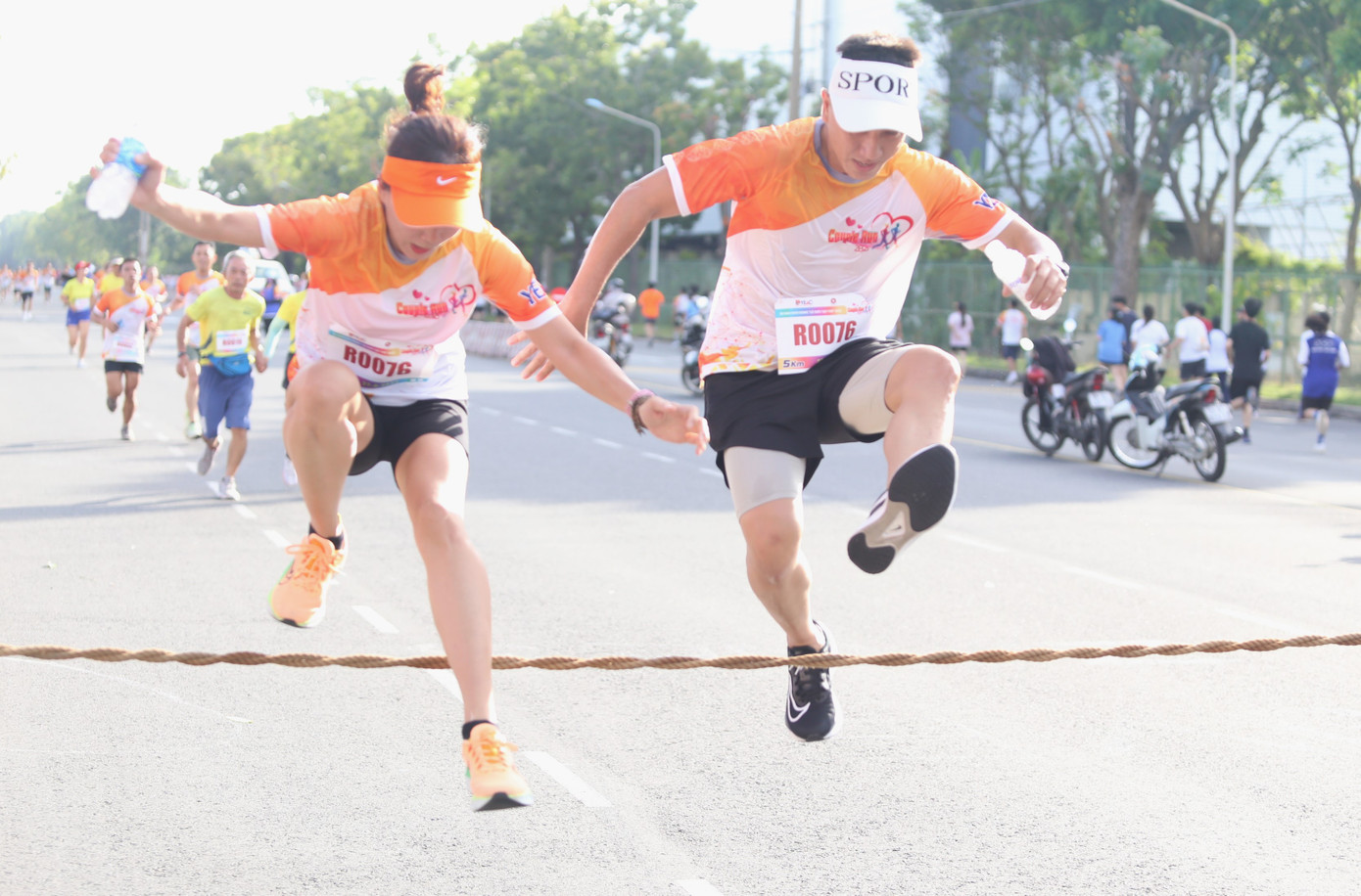 Và cùng nhau bật nhảy vượt qua thử thách trên đường chạy. Và cùng nhau bật nhảy vượt qua thử thách trên đường chạy.