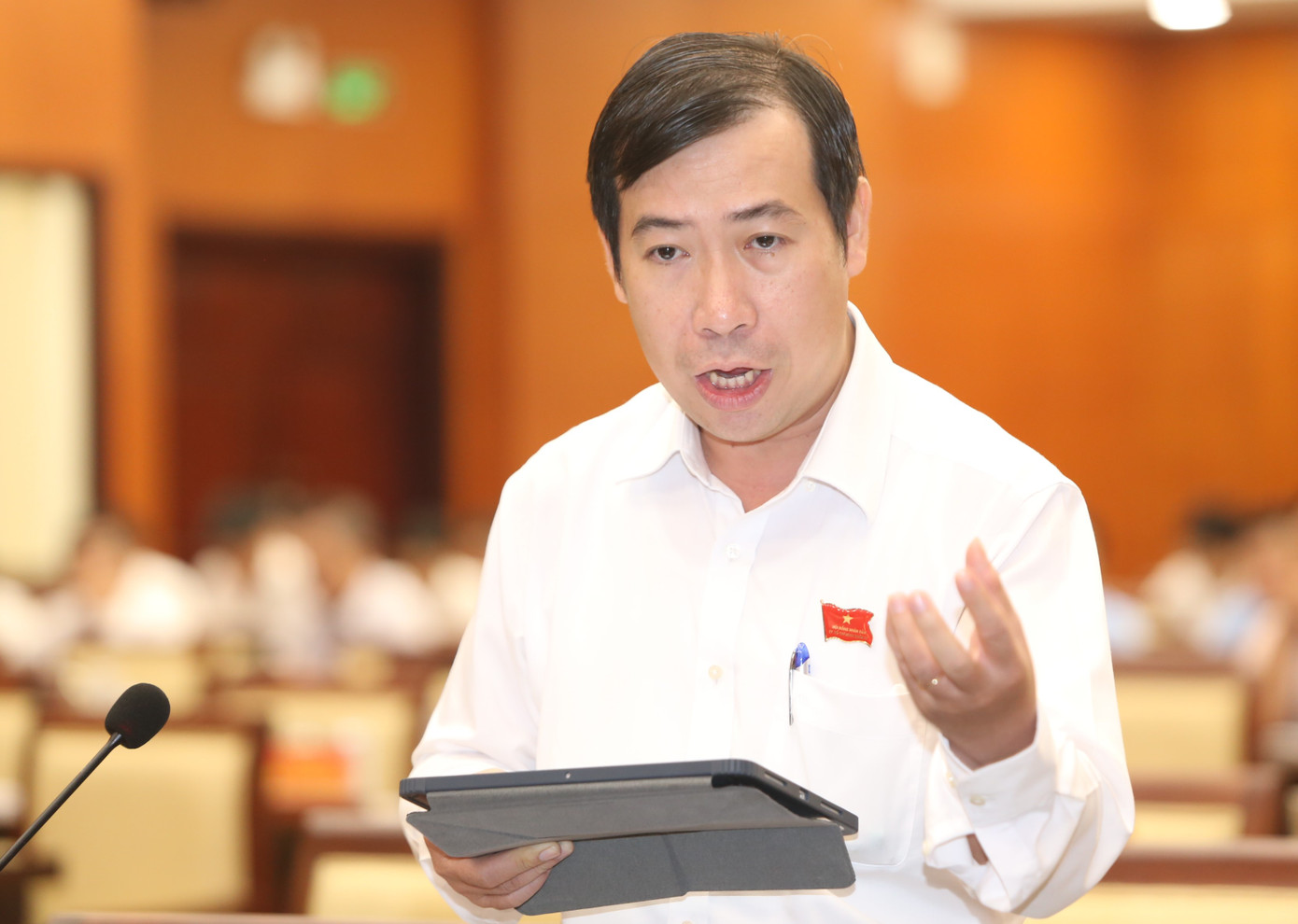 Đại biểu Lê Minh Đức trao đổi trong phiên thảo luận tổ chiều 10/7. Ảnh: Ngô Tùng Đại biểu Lê Minh Đức trao đổi trong phiên thảo luận tổ chiều 10/7. Ảnh: Ngô Tùng