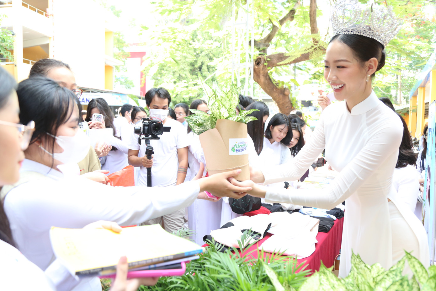 Hoa hậu Bảo Ngọc luôn tay đổi quà cho các bạn học sinh Trường Ernst Thalmann. Hoa hậu Bảo Ngọc luôn tay đổi quà cho các bạn học sinh Trường Ernst Thalmann.