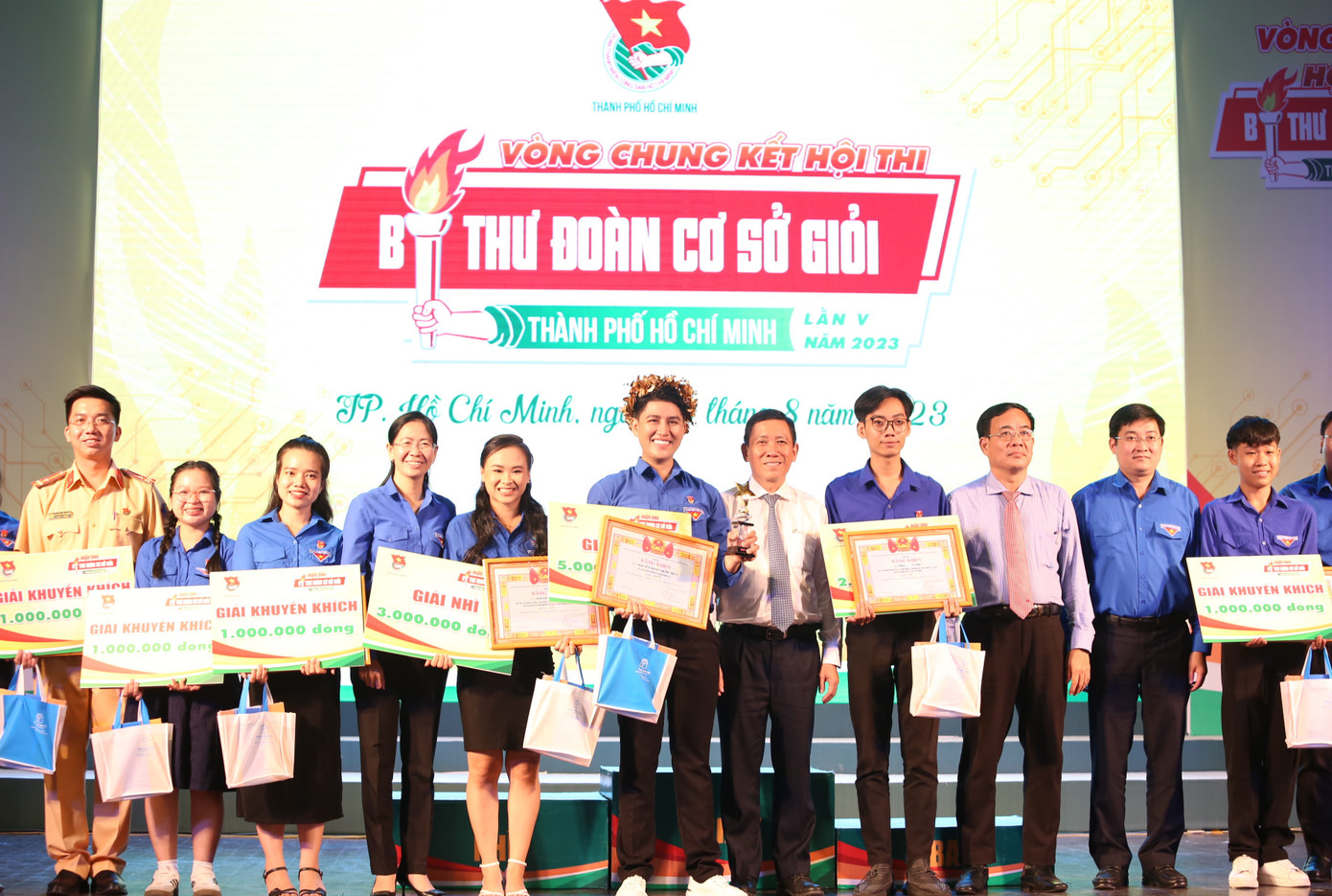 Ban Tổ chức chúc mừng các thí sinh đạt thành tích cao tại hội thi. Ảnh: Ngô Tùng Ban Tổ chức chúc mừng các thí sinh đạt thành tích cao tại hội thi. Ảnh: Ngô Tùng