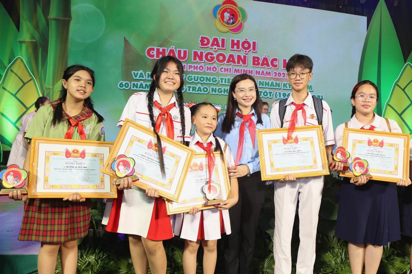 Chị Nguyễn Phạm Duy Trang cùng các bạn nhỏ tiêu biểu. Chị Nguyễn Phạm Duy Trang cùng các bạn nhỏ tiêu biểu.