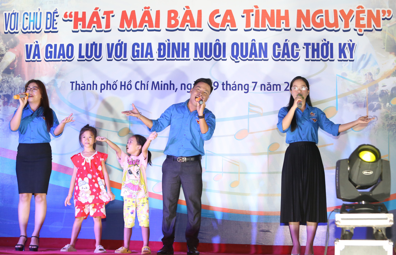 Trước đó vào tối 29/7, Ban Chỉ huy các chương trình, chiến dịch tình nguyện Hè TPHCM, Huyện Đoàn Cần Giờ phối hợp cùng các đội hình chiến sĩ tình nguyện thường trực tại xã đảo Thạnh An tổ chức chương trình nghệ thuật "Hát mãi bài ca tình nguyện" và giao lưu với gia đình nuôi quân các thời kỳ.