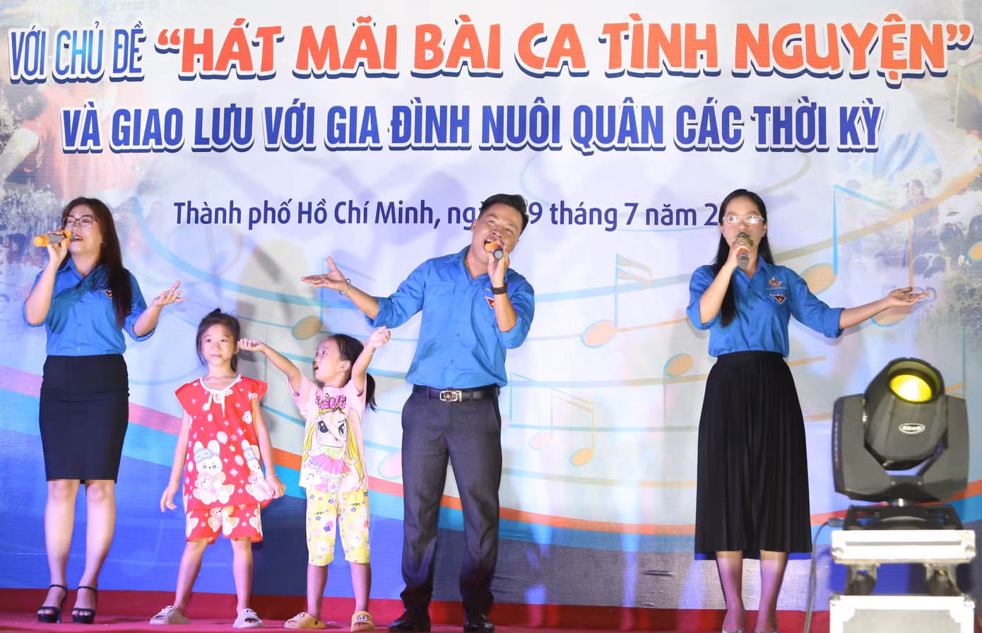Trước đó vào tối 29/7, Ban Chỉ huy các chương trình, chiến dịch tình nguyện Hè TPHCM, Huyện Đoàn Cần Giờ phối hợp cùng các đội hình chiến sĩ tình nguyện thường trực tại xã đảo Thạnh An tổ chức chương trình nghệ thuật "Hát mãi bài ca tình nguyện" và giao lưu với gia đình nuôi quân các thời kỳ. Trước đó vào tối 29/7, Ban Chỉ huy các chương trình, chiến dịch tình nguyện Hè TPHCM, Huyện Đoàn Cần Giờ phối hợp cùng các đội hình chiến sĩ tình nguyện thường trực tại xã đảo Thạnh An tổ chức chương trình nghệ thuật "Hát mãi bài ca tình nguyện" và giao lưu với gia đình nuôi quân các thời kỳ.