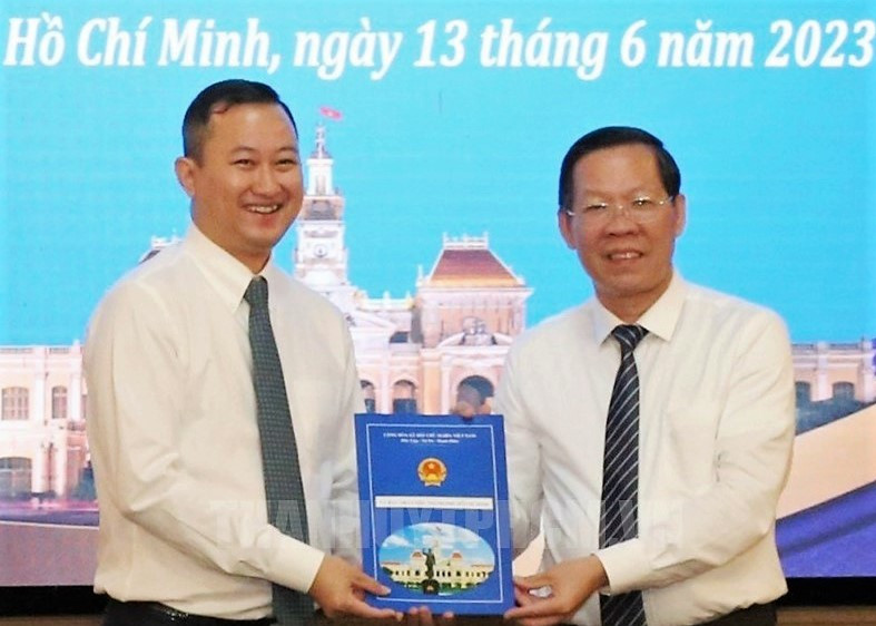 Chủ tịch UBND TPHCM Phan Văn Mãi trao quyết định bổ nhiệm cho ông Trần Phú Lữ (bìa trái). Ảnh: Hcmcpv.org.vn
