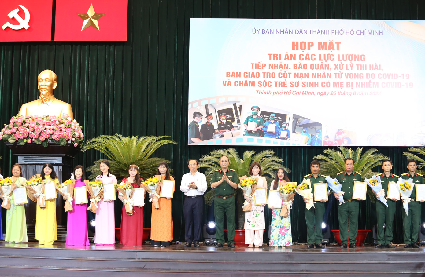 Bí thư Thành uỷ TPHCM Nguyễn Văn Nên và Tư lệnh Bộ Tư lệnh TPHCM Nguyễn Văn Nam trao thư cám ơn của lãnh đạo thành phố đến các cán bộ chiến sĩ, tình nguyện viên các lực lượng.