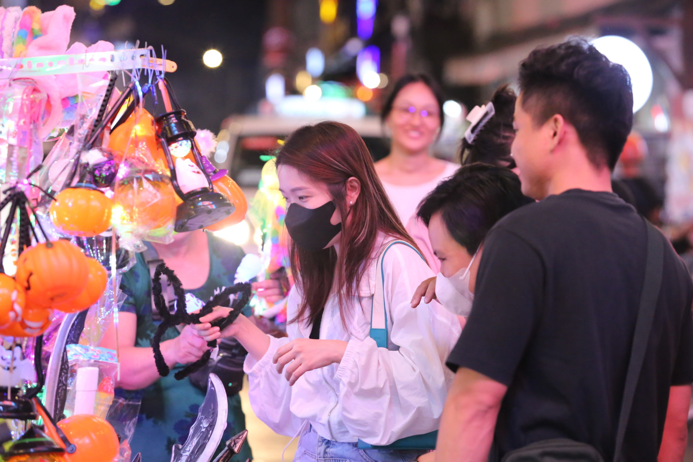 Nhiều bạn trẻ Việt cũng chọn lấy những vật dụng quen thuộc gắn với lễ hội Halloween.