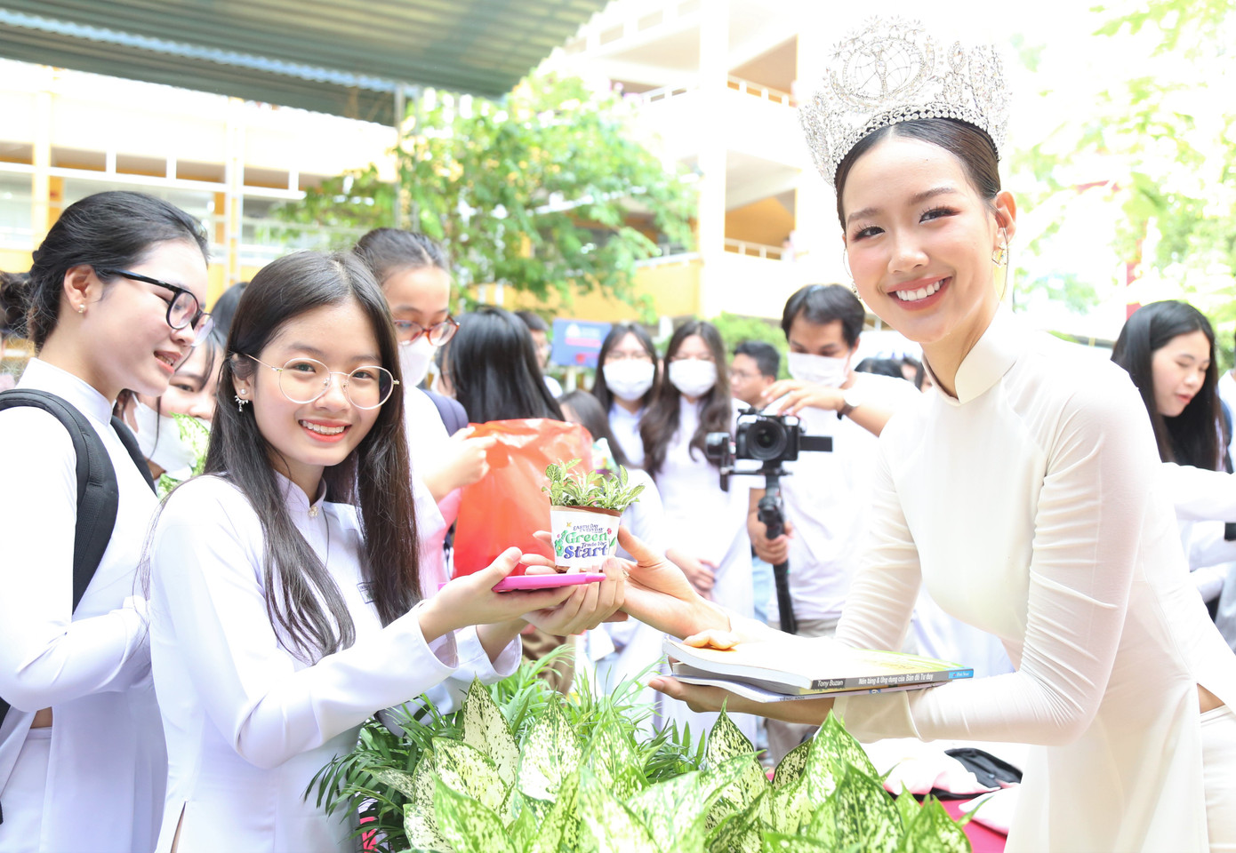 Bằng những món đồ "cũ ta mới người" mang đến trạm xanh này, mỗi bạn trẻ nhận về những chậu cây xanh xinh xắn hoặc những cuốn sách, chiếc áo... Bằng những món đồ "cũ ta mới người" mang đến trạm xanh này, mỗi bạn trẻ nhận về những chậu cây xanh xinh xắn hoặc những cuốn sách, chiếc áo...