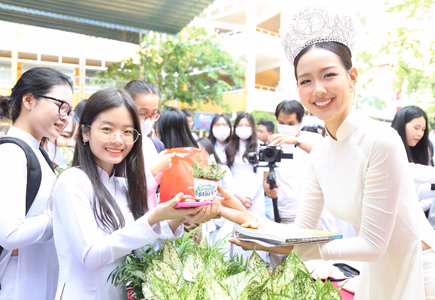 Bằng những món đồ "cũ ta mới người" mang đến trạm xanh này, mỗi bạn trẻ nhận về những chậu cây xanh xinh xắn hoặc những cuốn sách, chiếc áo...