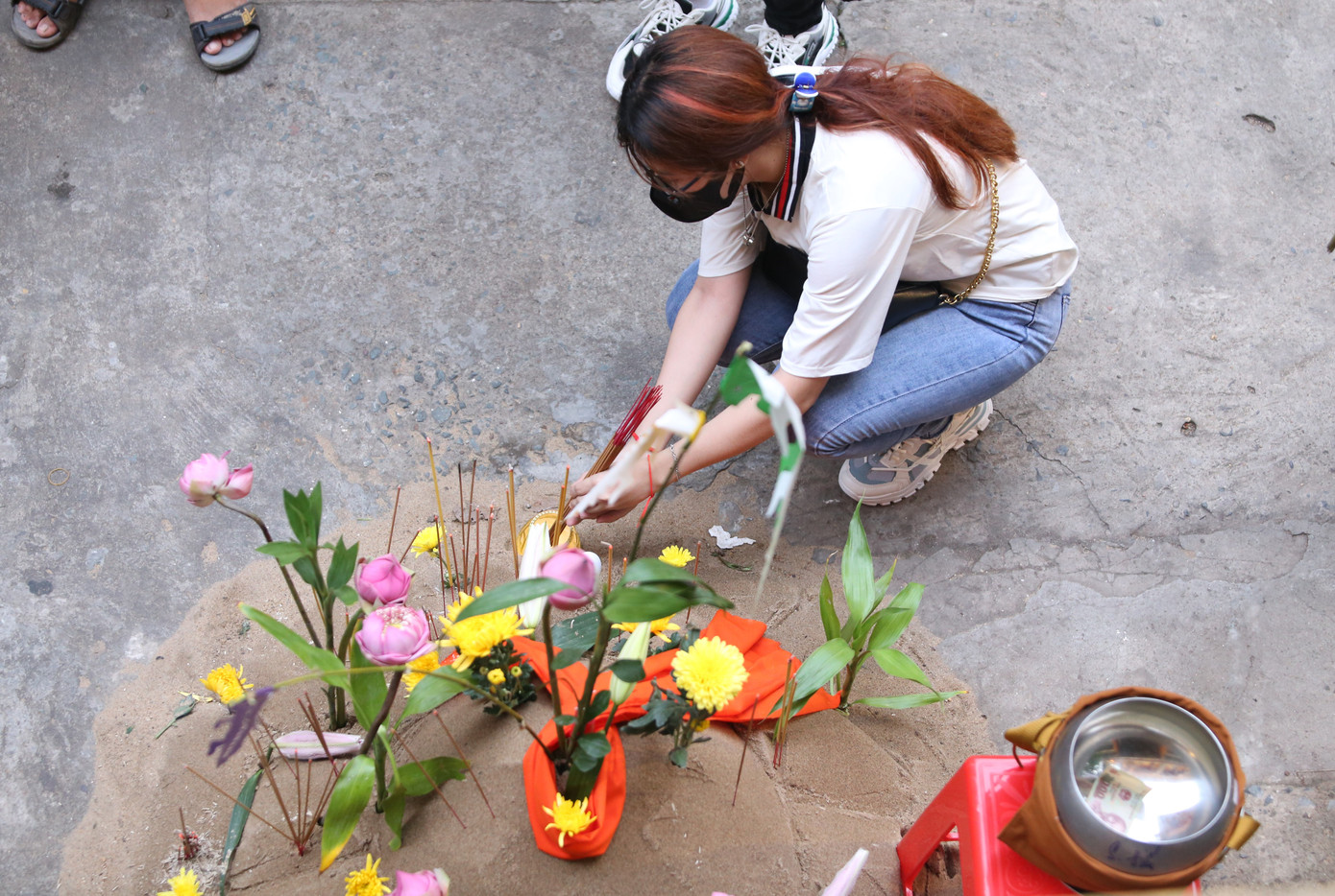 Bà con thắp hương, đắp cát - một trong những nghi lễ truyền thống nhân dịp năm mới của người Khmer.