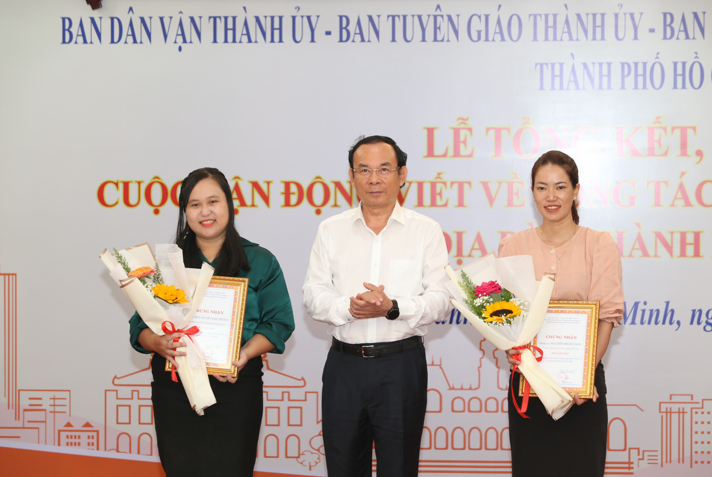 Bí thư Thành ủy TPHCM trao giải Nhất cho chị Nguyễn Bích Vàng và chị Trần Nguyễn Ngọc Phượng. Bí thư Thành ủy TPHCM trao giải Nhất cho chị Nguyễn Bích Vàng và chị Trần Nguyễn Ngọc Phượng.