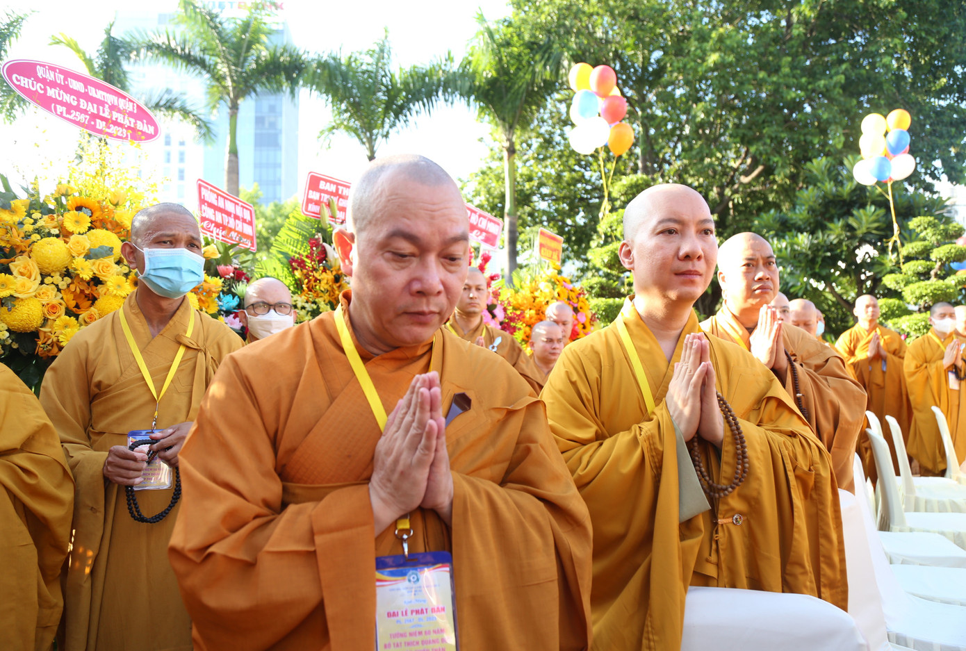 Các vị tăng ni thành kính cúng dường, tưởng niệm Đức Phật và Bồ Tát Thích Quảng Đức.
