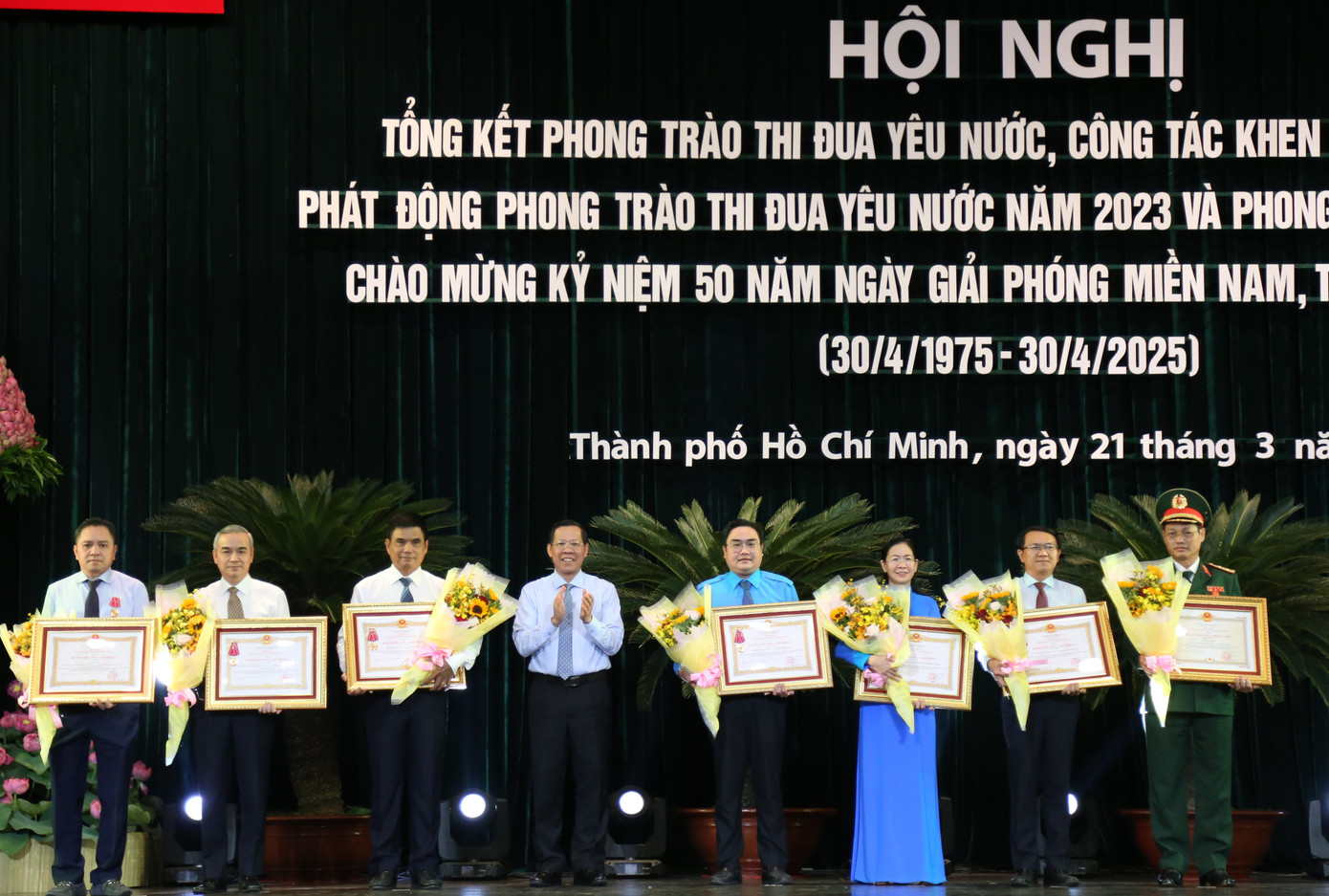 Chủ tịch UBND TPHCM Phan Văn Mãi trao Huân chương Lao động của Chủ tịch nước cho các đơn vị có đóng góp tiêu biểu trong các phong trào thi đua xây dựng chủ nghĩa xã hội, bảo vệ Tổ quốc. Chủ tịch UBND TPHCM Phan Văn Mãi trao Huân chương Lao động của Chủ tịch nước cho các đơn vị có đóng góp tiêu biểu trong các phong trào thi đua xây dựng chủ nghĩa xã hội, bảo vệ Tổ quốc.