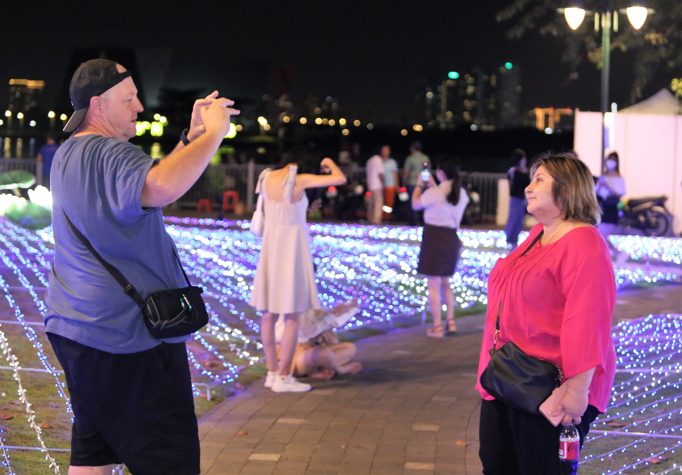 Phút thư giãn của đôi du khách tại bến Bạch Đằng.