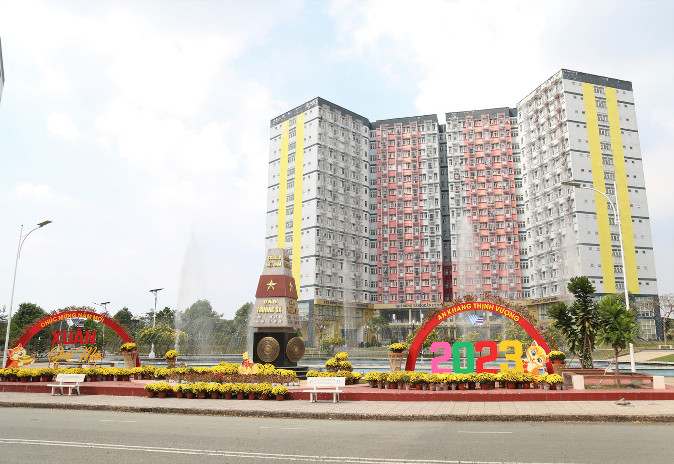 Chào xuân mới Quý Mão, Ban quản lý Ký túc xá ĐHQG TPHCM thực hiện nhiều góc xuân rực rỡ để cán bộ, nhân viên và các bạn sinh viên có thêm không gian vui chơi, đón xuân. Chào xuân mới Quý Mão, Ban quản lý Ký túc xá ĐHQG TPHCM thực hiện nhiều góc xuân rực rỡ để cán bộ, nhân viên và các bạn sinh viên có thêm không gian vui chơi, đón xuân.