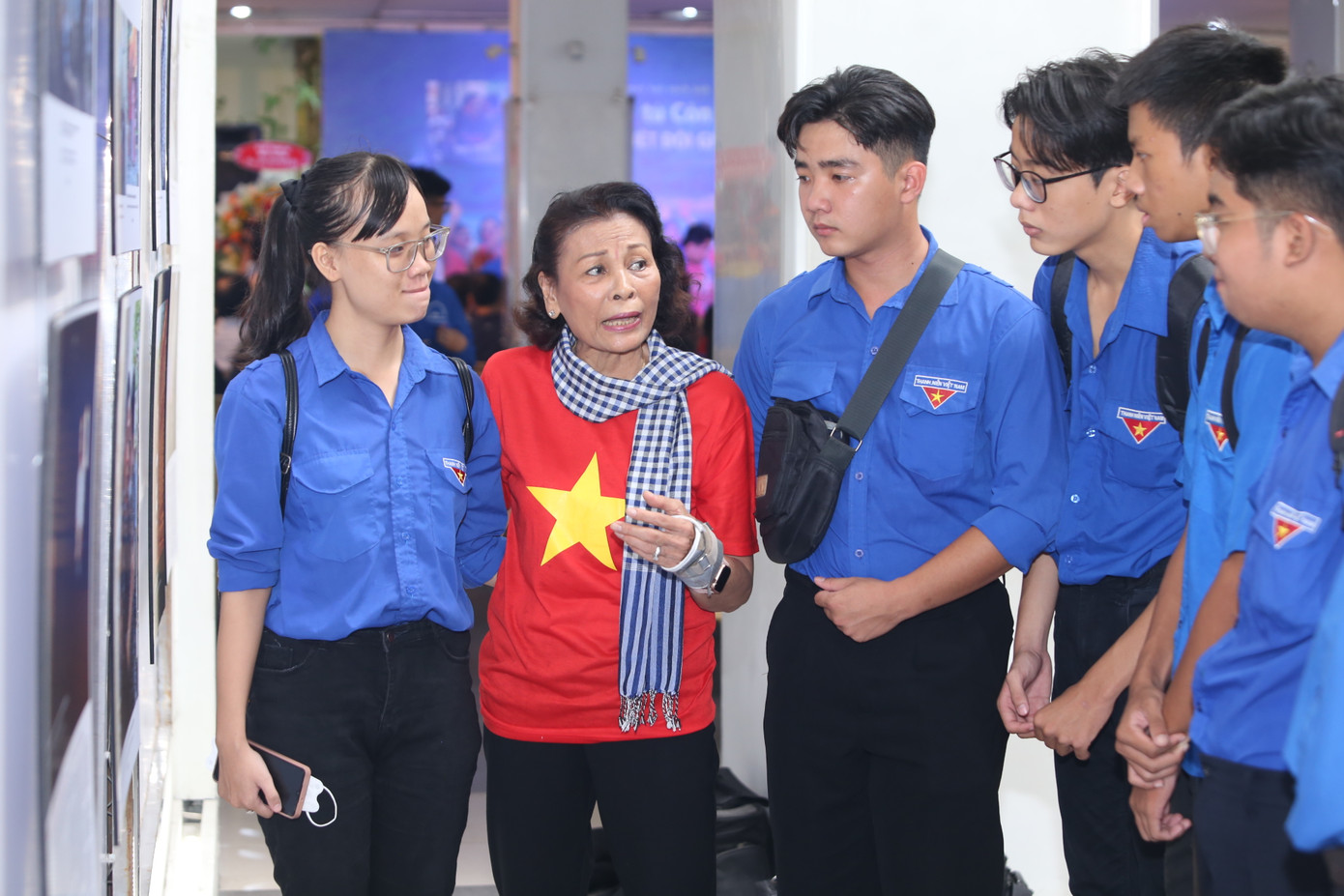 Thế hệ đi trước trao truyền, gửi gắm với bạn trẻ hôm nay. Thế hệ đi trước trao truyền, gửi gắm với bạn trẻ hôm nay.